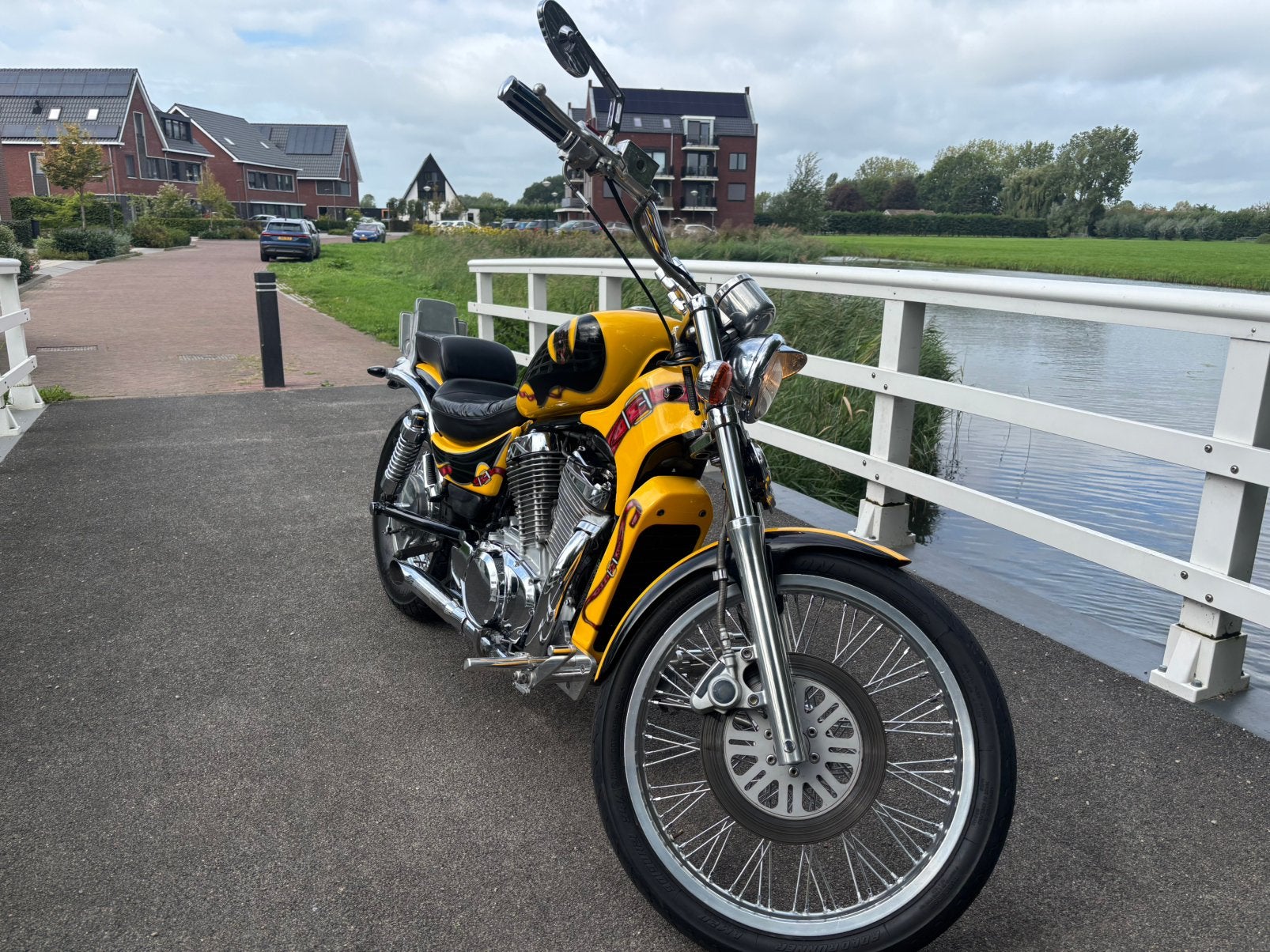 Suzuki Intruder contre 750G, Entreprise