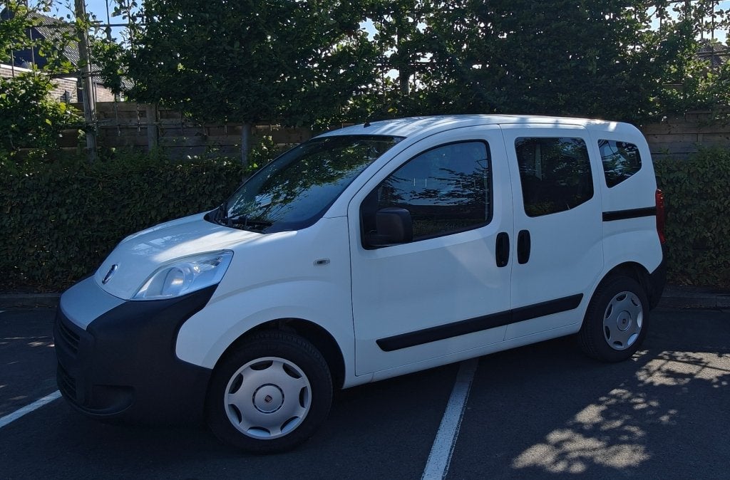 Fiat Qubo 1.4 essence 5 pl. à moins de 20 000 km + carpass, Autos, Achat, Boîte manuelle, Noir, 5 portes