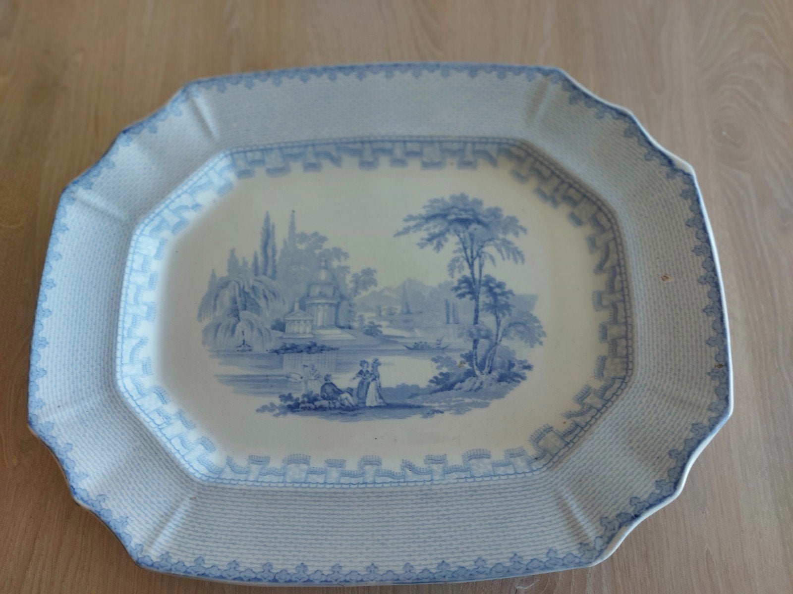 antieke schotel  in wit  met blauw ,met stempe achteraan.l, Ophalen
