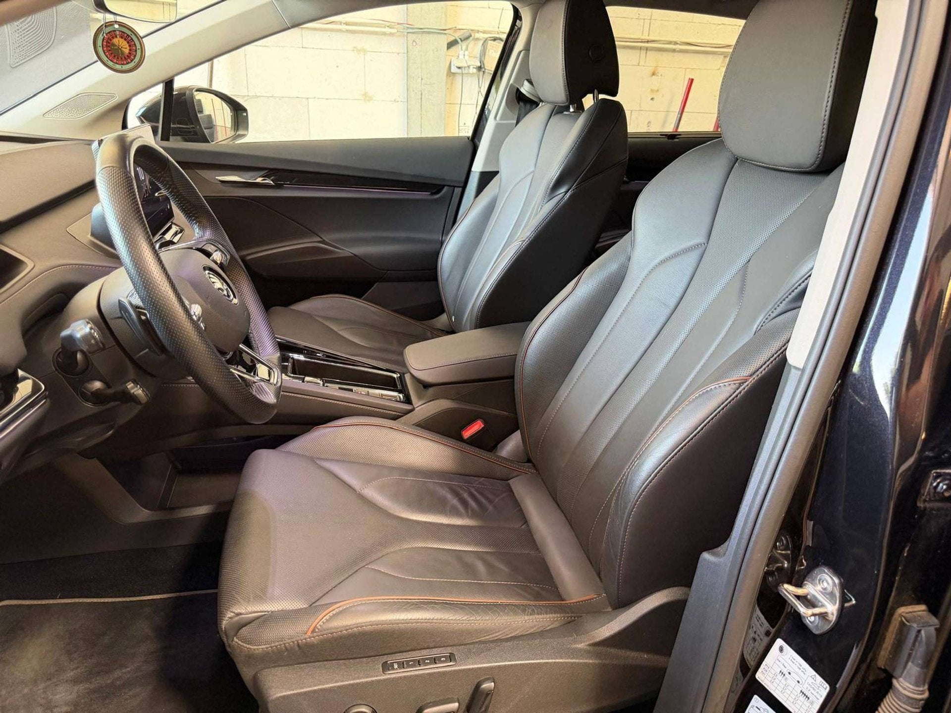 Skoda Enyaq 82kWh Sportline Keyless/Leder/Memory/Trekh/Carpl, Auto's, Automaat, Gebruikt, Parkeersensor, 5 zetels