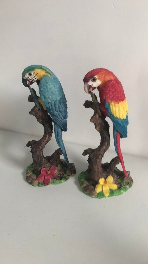 2 beeldjes blauwgele ara en geelvleugel ara, Ophalen, Zo goed als nieuw