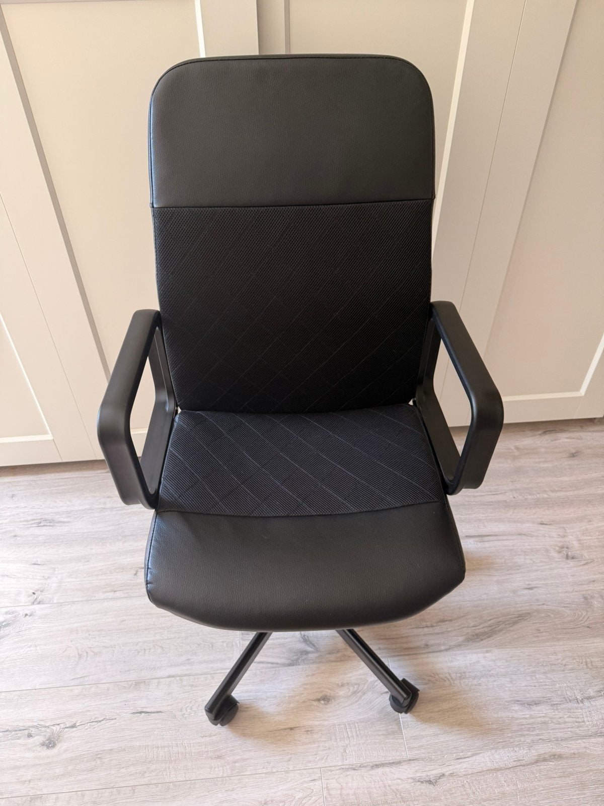 Zwarte bureau stoel in uitstekende staat, Huis en Inrichting, Bureaustoelen, Ophalen, Zo goed als nieuw
