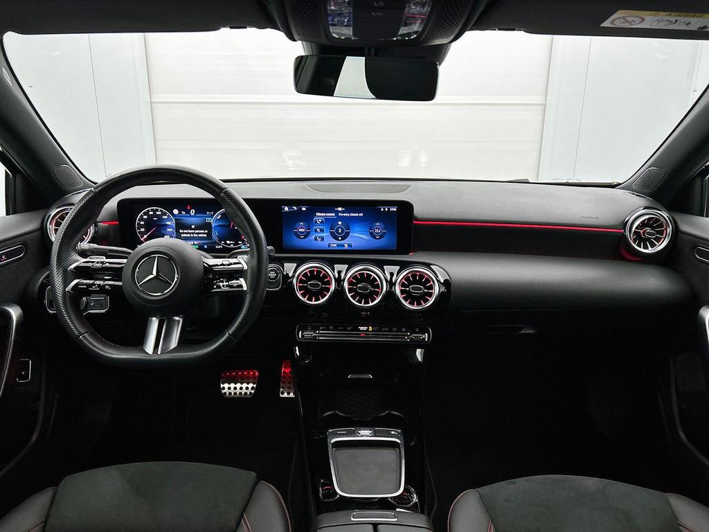 Mercedes-Benz A-klasse 250 e Berline AMG Line | Sfeerverlich, Autos, 4 portes, Hybride rechargeable, 120 kW, Automatique