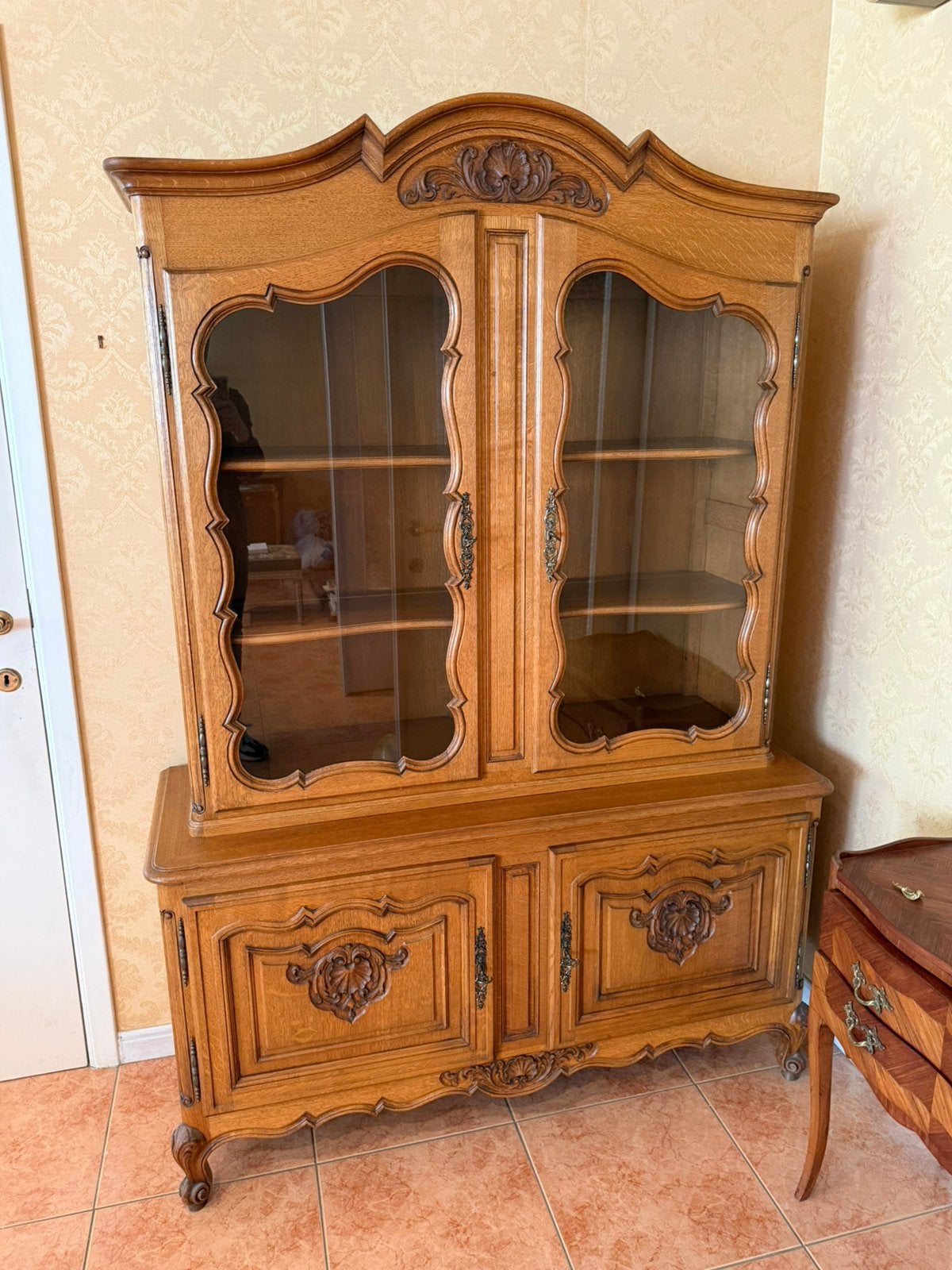 Grand buffet vaisselier en chêne sculpté style Louis XV, Ophalen