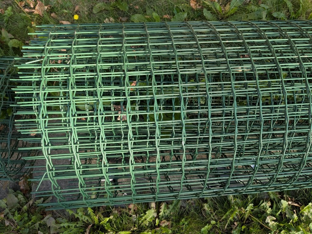 Ongeveer 30 meter groene draadafsluiting + palen en poortje, Ophalen, Zo goed als nieuw