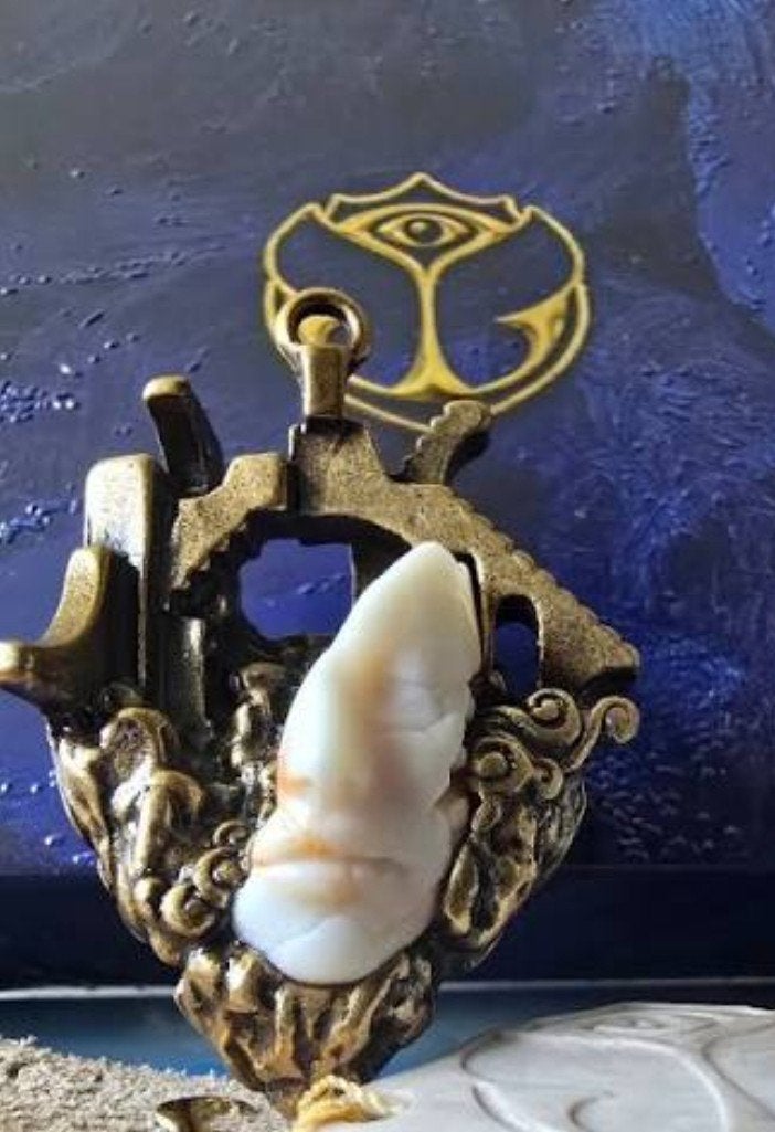 cherche le pendentif de tommoroland 2026