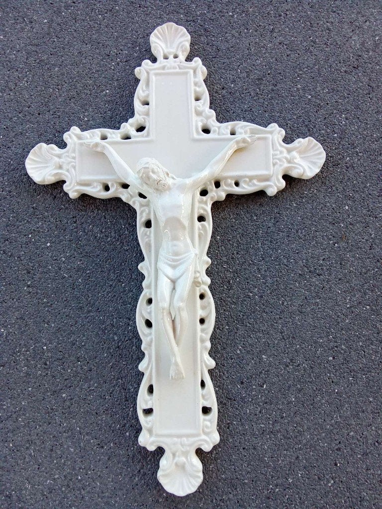 Kruis Jezus in porselein., Verzamelen, Ophalen of Verzenden, Gebruikt, Overige typen, Christendom | Katholiek