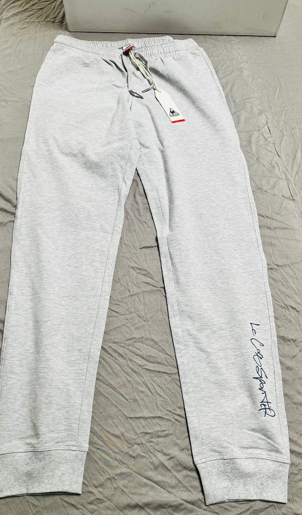 Le Coq Sportif joggingbroek heren L – lichtgrijs – NIEUW, Kleding | Heren, Maat 52/54 (L), Fitness, Nieuw, Ophalen of Verzenden