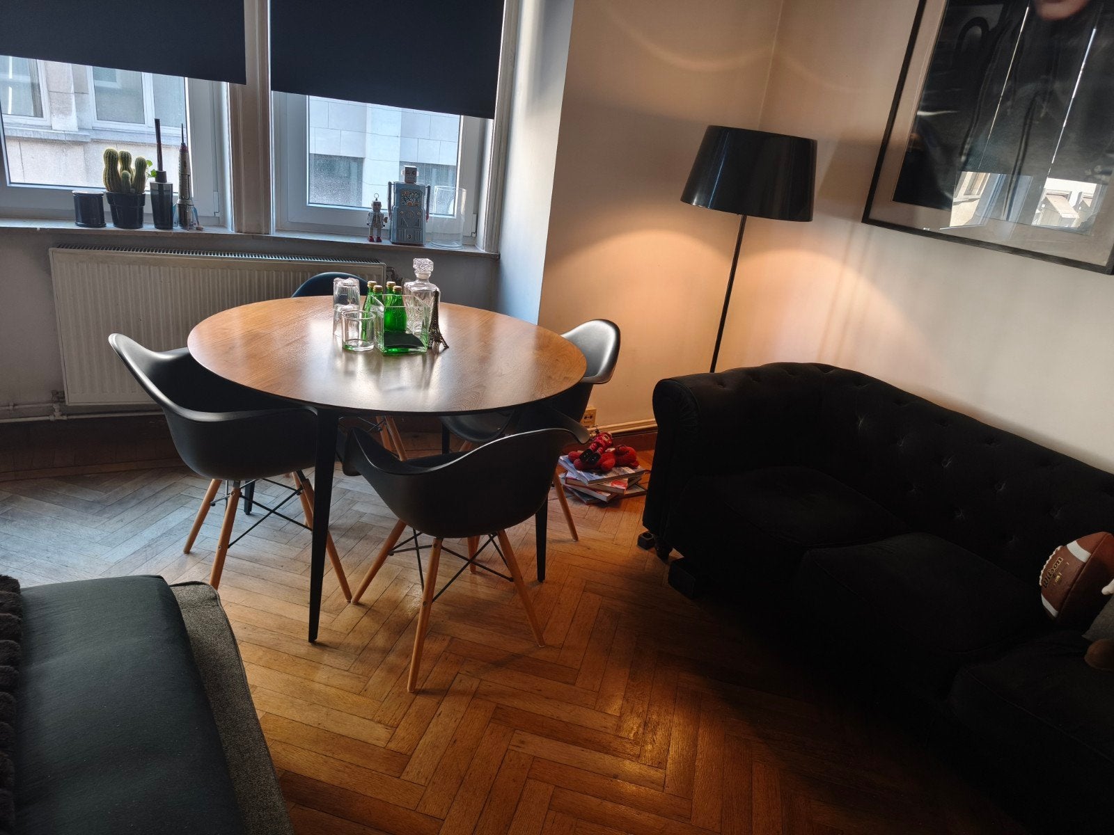Table en noyer Vintage +4 chaises noir style "Charles Eames", Enlèvement