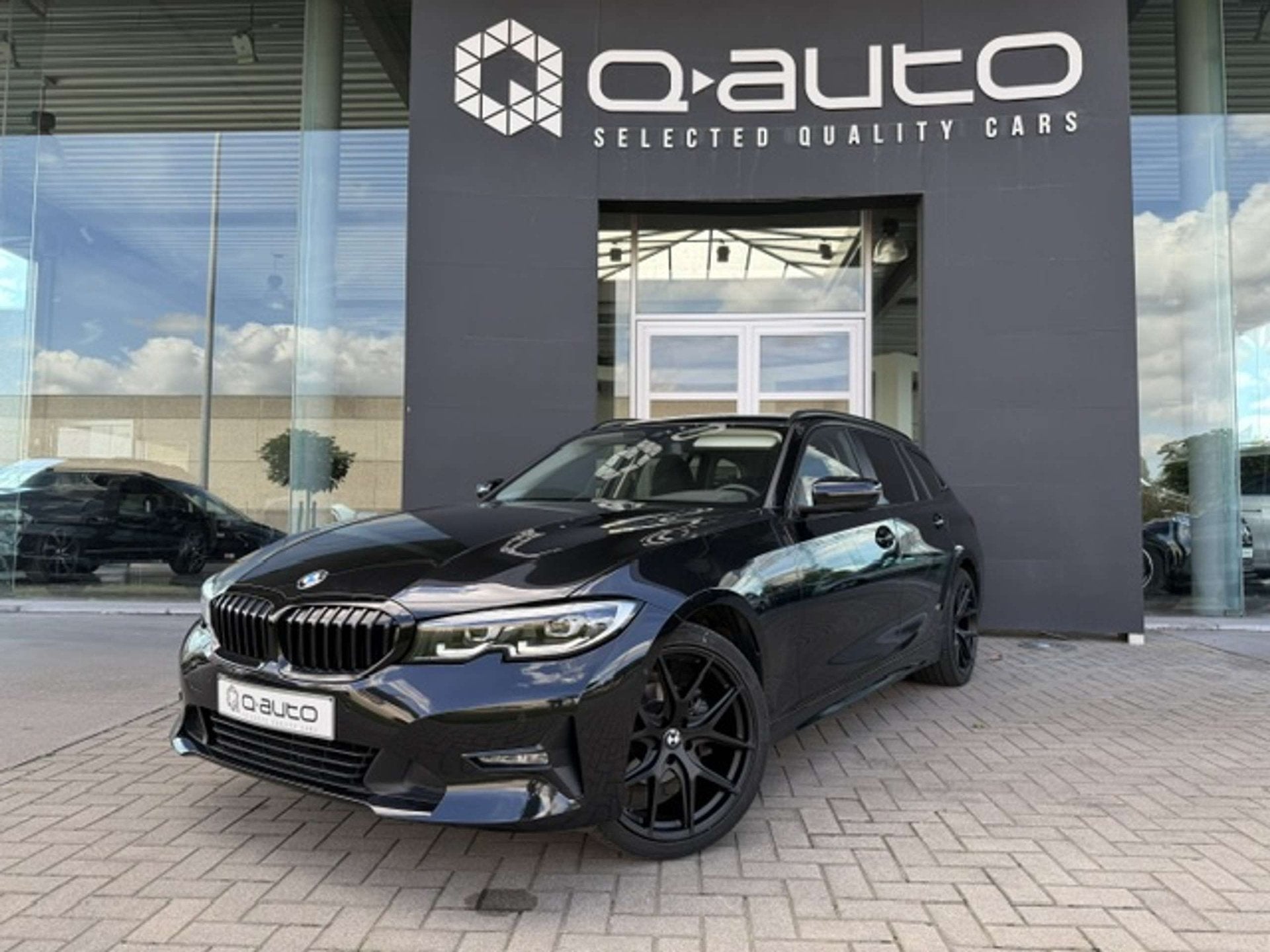 BMW 318 iA Touring / LED / PDC / 19" / Verwarmde Zetels / El, Automaat, 1998 cc, Stof, 4 cilinders