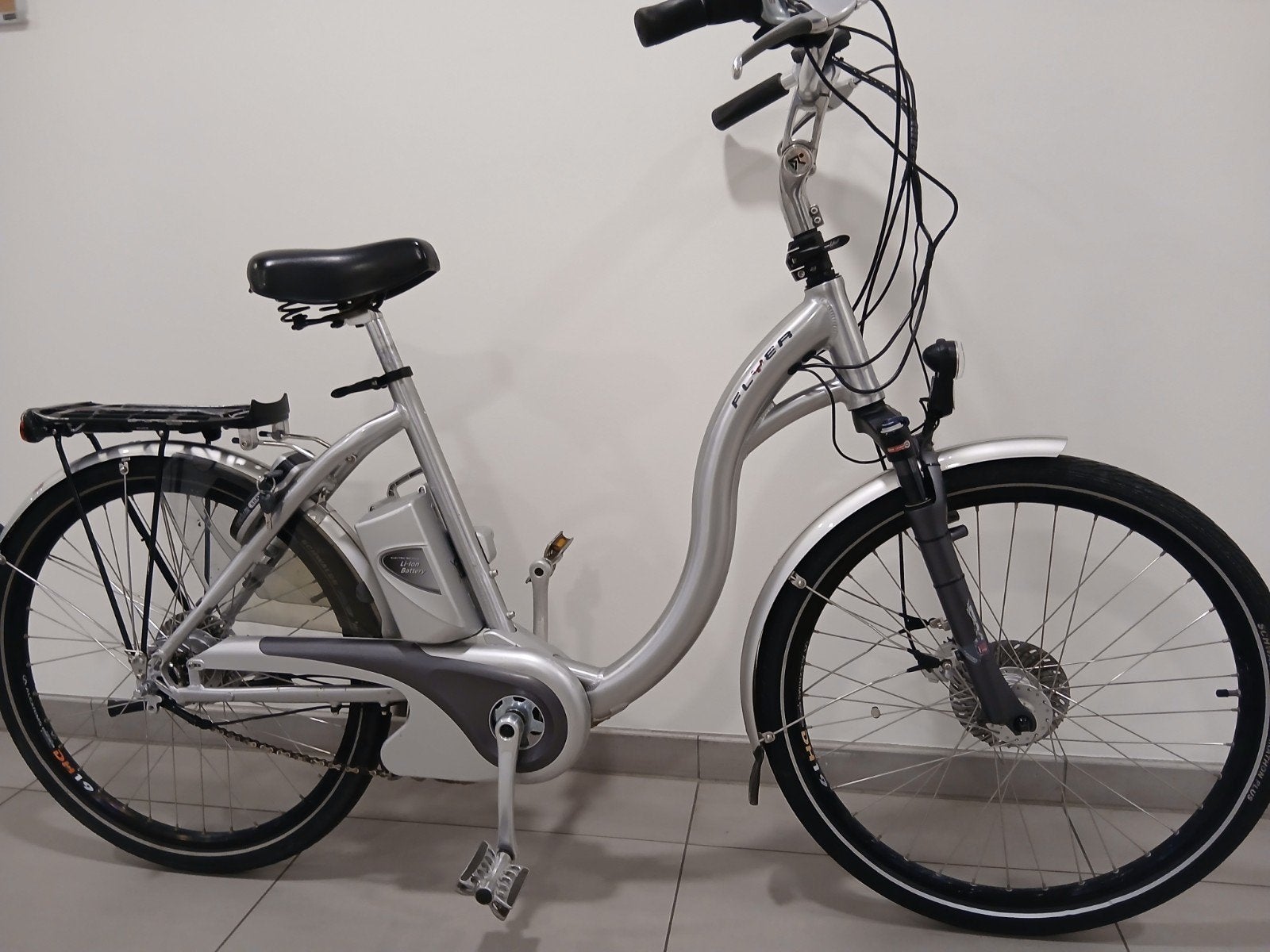 ELEKTRISCHE DAMESFIETS FLYER T8 LAGE INSTAP MIDDENMOTOR, Ophalen, Zo goed als nieuw