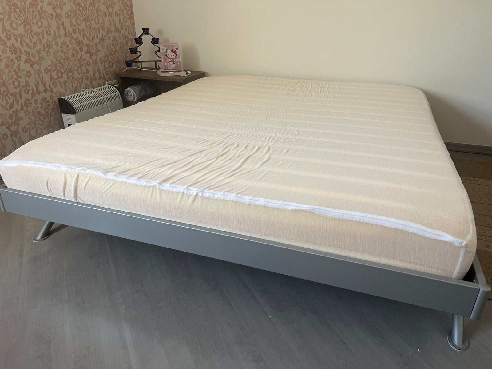 Lit double avec matelas, Gris, Comme neuf, Enlèvement, Deux personnes