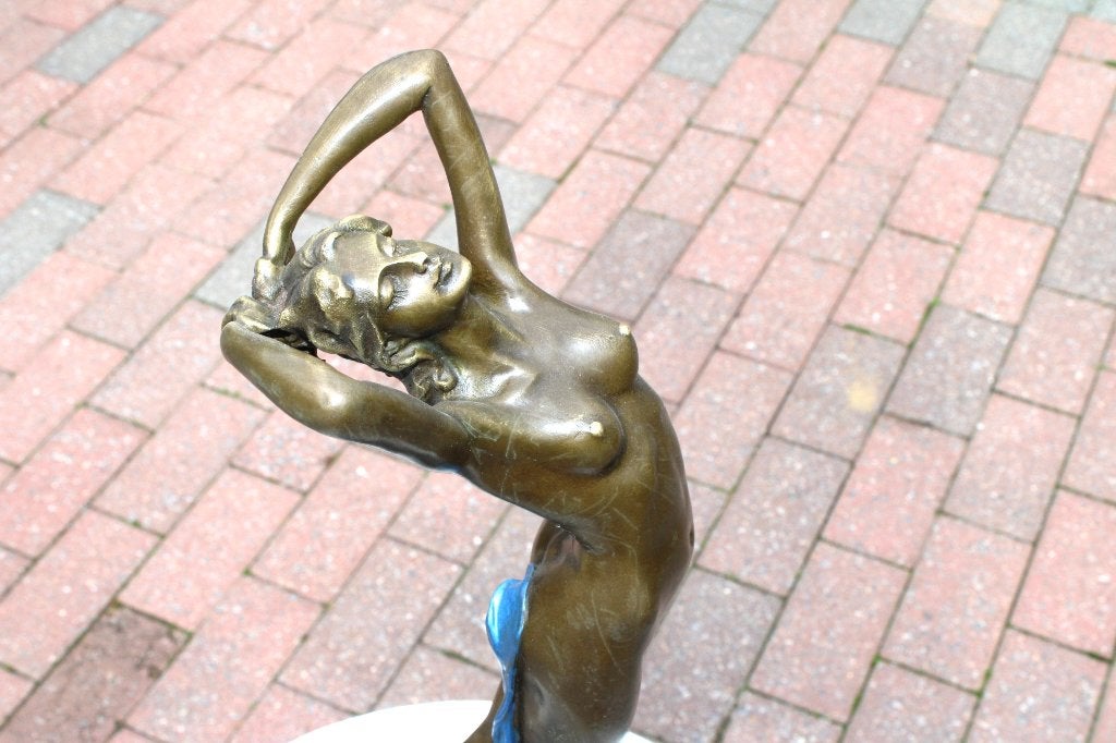 Naakte vrouw met een blauw bronzen laken gesigneerd, MILO, Antiek en Kunst, Ophalen of Verzenden, Brons
