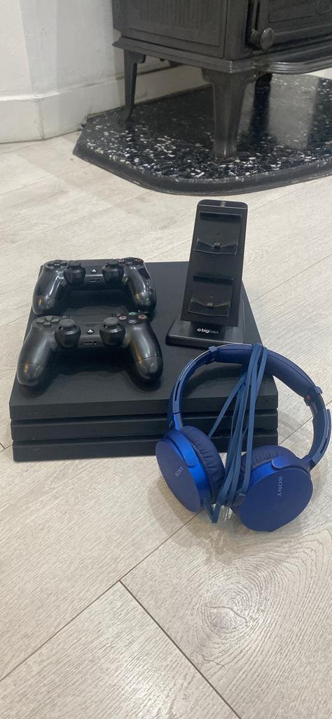 Ps4 (met 2 controllers) (oplaadbaar controller station!!), Ophalen, Zo goed als nieuw, Met 2 controllers, Pro