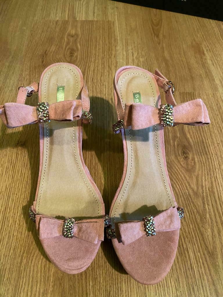Bellucci oud roze sleehak met strass en strikjes NIEUW 40, Nieuw, Roze, Sandalen of Muiltjes, Ophalen of Verzenden