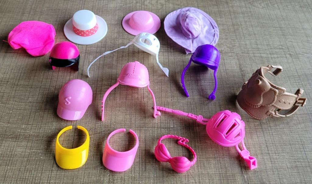 Barbie/Steffi: hoedjes, petjes, helmen, paardenspulletjes, Kinderen en Baby's, Speelgoed | Poppen, Ophalen of Verzenden, Gebruikt