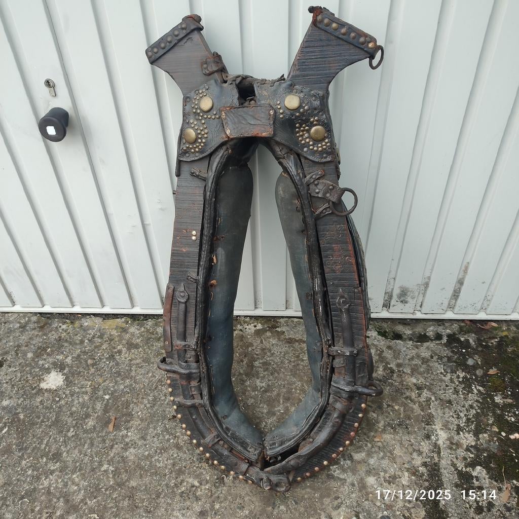Ancien collier de cheval de trait ., Enlèvement, Utilisé, Autres espèces