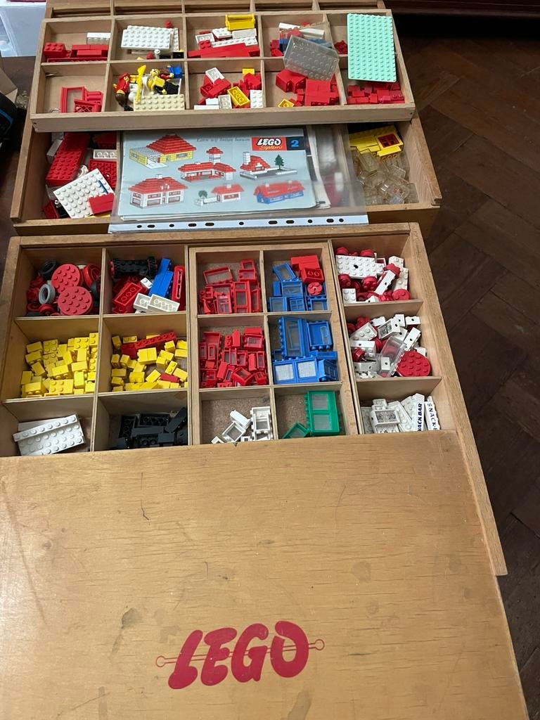 Deux boîtes Lego en bois avec contenu, Enlèvement, Comme neuf