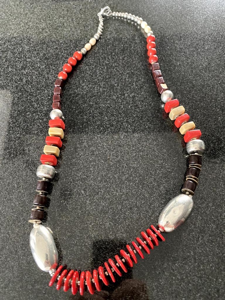 Sautoir rouge-noir, Bijoux, Sacs & Beauté, Colliers, Enlèvement ou Envoi, Comme neuf, Autres couleurs, Synthétique