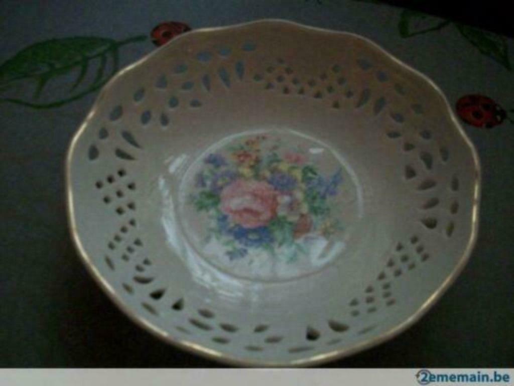 plat creux en porcelaine ajourée et bord doré, Antiquités & Art, Antiquités | Céramique & Poterie, Enlèvement