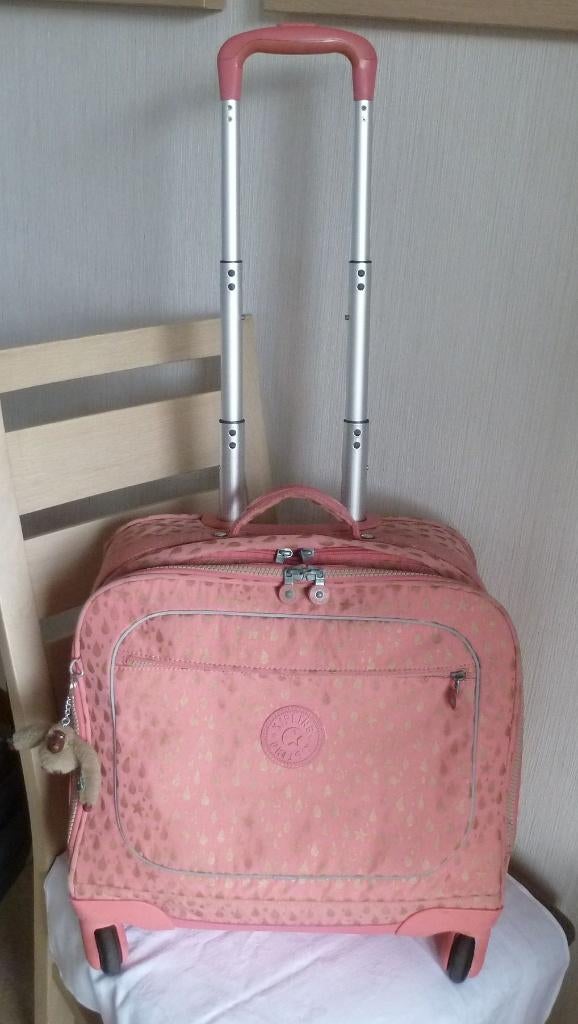 Kipling trolley 4 wielen koraal en goud + aap, Handtassen en Accessoires, Tassen | Schooltassen, Gebruikt, Aktetas of Boekentas