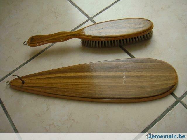 Brosse à vêtement avec support. Marque" TANA". Ancienne., Enlèvement ou Envoi