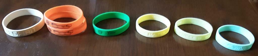 Bracelets en plastique publicitaire, Collections, Marques & Objets publicitaires, Comme neuf, Enlèvement ou Envoi