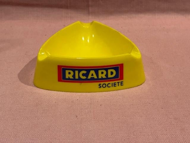 Ricard asbak driehoekig plastiek geel RICARD SOCIETE, Verzamelen, Ophalen of Verzenden, Zo goed als nieuw, Gebruiksvoorwerp