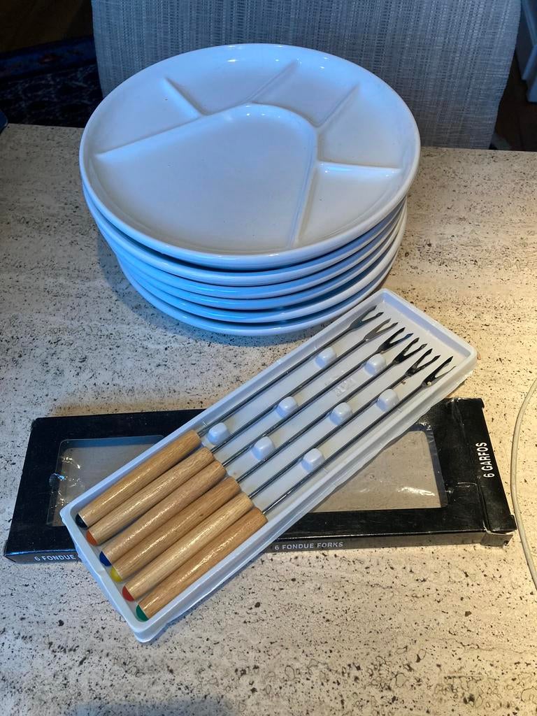 6 assiettes à fondue utilisées + fourchettes, Enlèvement ou Envoi