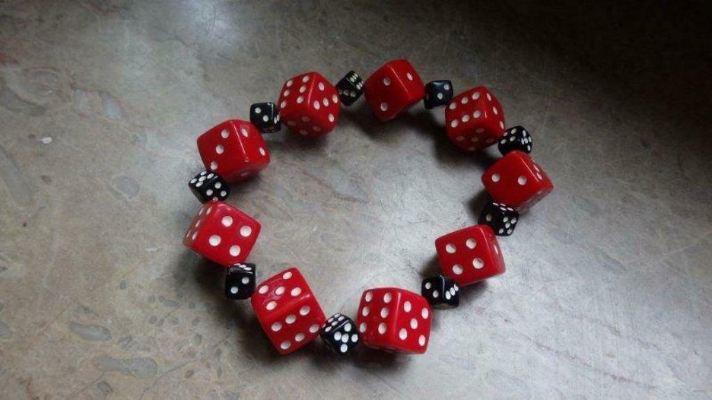 armband met dobbelsteenkralen, Ophalen of Verzenden, Zo goed als nieuw, Rood