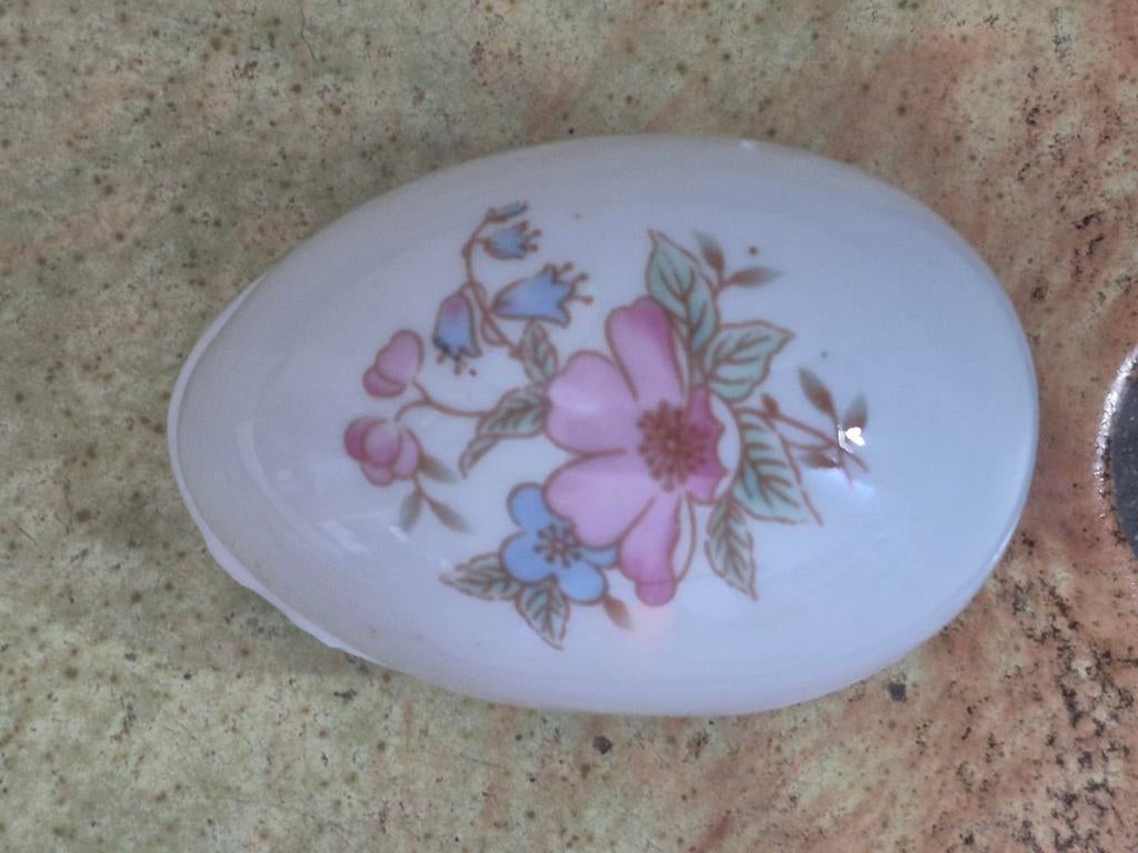 Decoratief ei van porselein in zeer goede staat., Ophalen