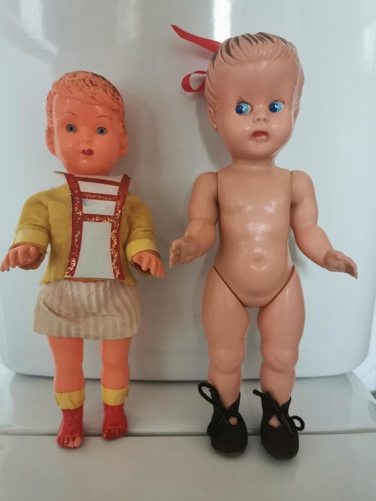 2 très vieilles poupées, Enlèvement ou Envoi