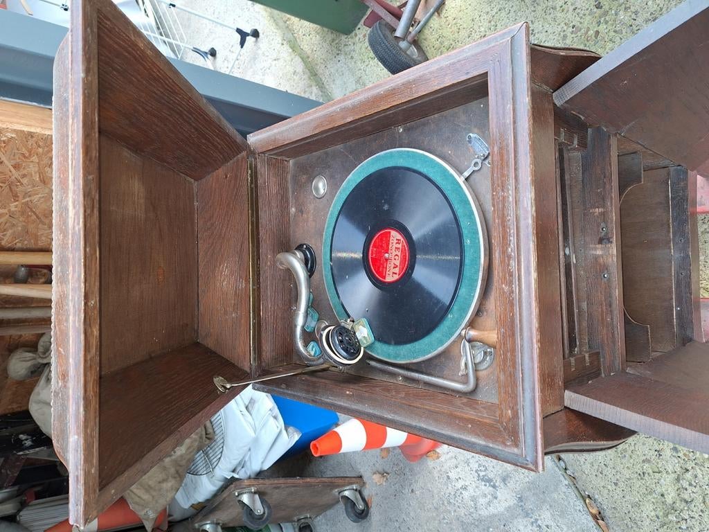 Oude grammofoon met 79 tal platen, Ophalen