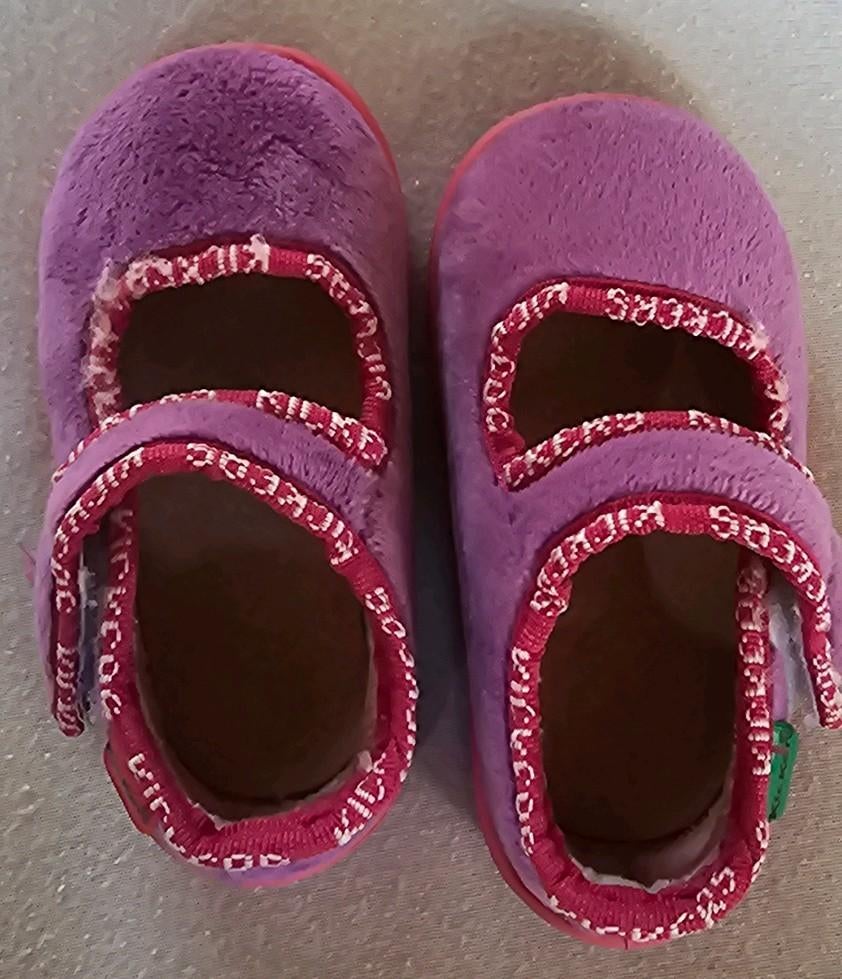 pantoufles enfant kickers 19 adidas nike puma style, Enlèvement ou Envoi, Comme neuf, Autres types, Fille