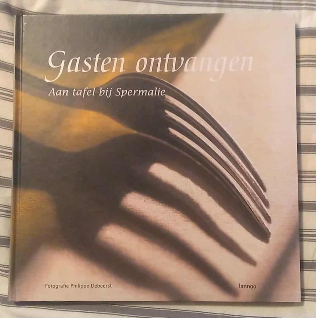 gasten ontvangen aan tafel bij Spermalie, Boeken, Ophalen of Verzenden