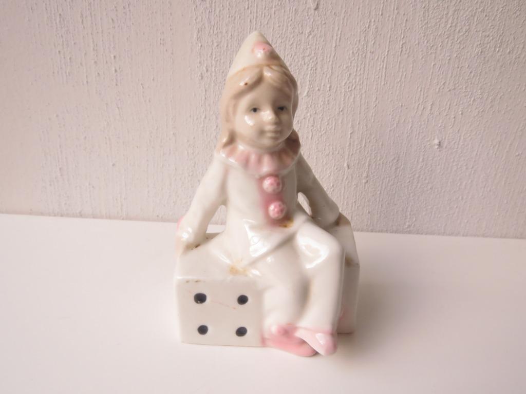 Vintage beeldje Pierrot op dobbelsteen, Antiek en Kunst, Ophalen of Verzenden