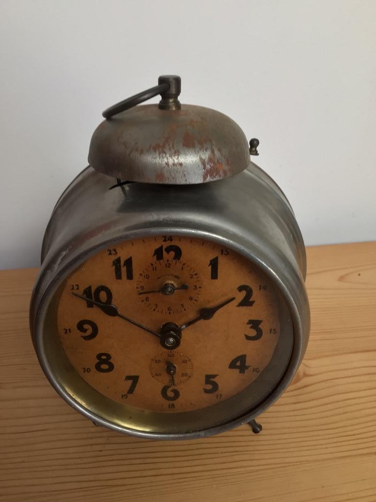 Ancien réveil à cloche des années trente, Enlèvement