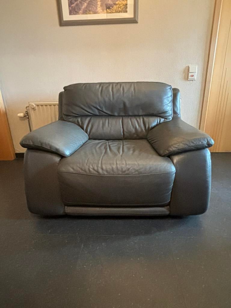 Bruine leren fauteuil 1 pers. Bijna niet gebruikt., Ophalen, Zo goed als nieuw, 100 tot 125 cm, Moderne