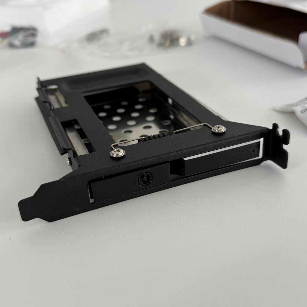 Baie remplaçable à chaud pour disques durs de 2,5 pouces, Informatique & Logiciels, Enlèvement, Comme neuf