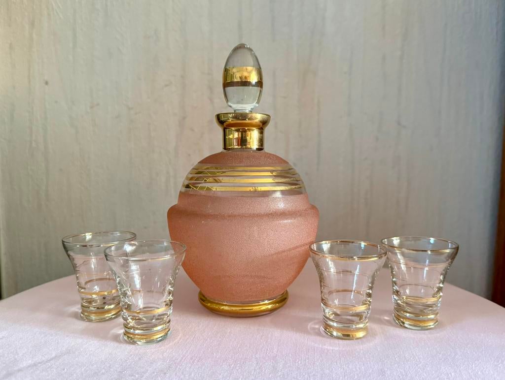 Antieke karaf met bijhorende glaasjes, Enlèvement