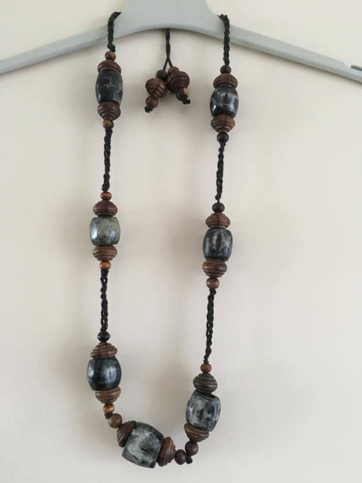 Lange ketting van houten kralen + grijze en zwarte stenen, Zwart