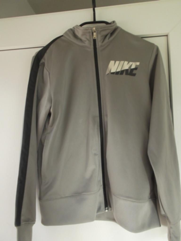 Trainingspak Nike maat 164, Jongen of Meisje, Sport- of Zwemkleding, Ophalen of Verzenden, Zo goed als nieuw