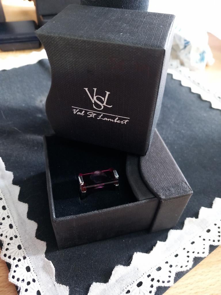 Bague éclipse fushia val saint lambert, Enlèvement