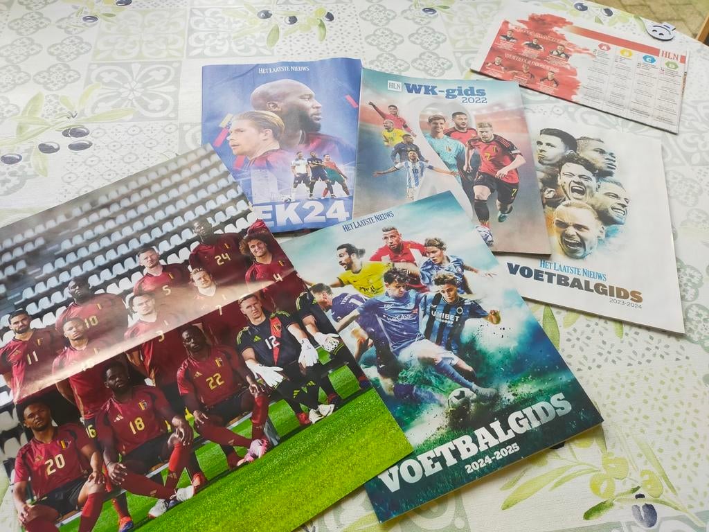 Voetbal gidsen 4 stuks + een poster., Ophalen, Zo goed als nieuw