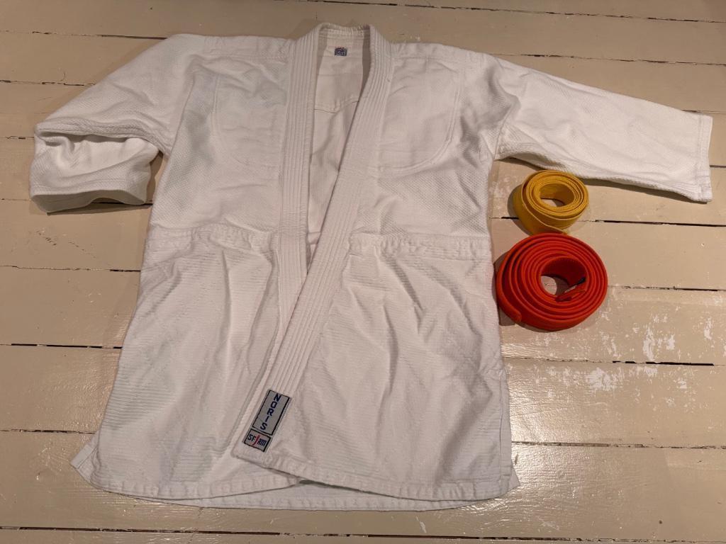 Noris SFJAM Kimono + gele en oranje riem, Ophalen, Maat M, Zo goed als nieuw, Vechtsportkleding