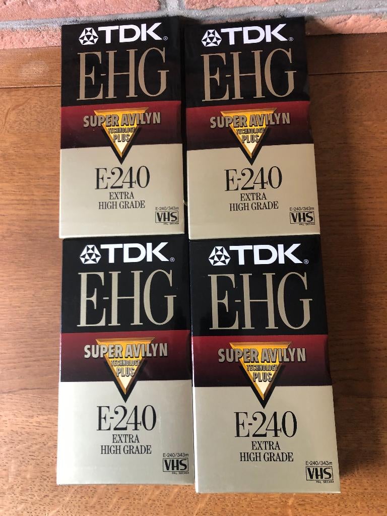 Cassettes vidéo TDK, Enlèvement ou Envoi, Neuf, dans son emballage, Vierge, Avec boîte de rangement, étagère ou coffret