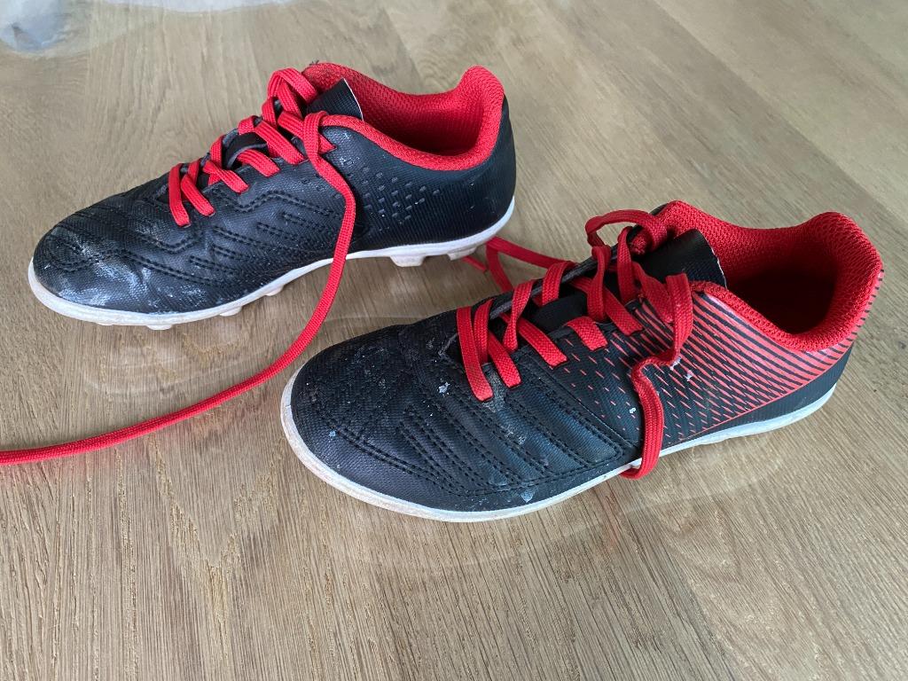 Kipsta zwart rode voetbalschoenen maat 29, Enlèvement ou Envoi, Utilisé, Chaussures