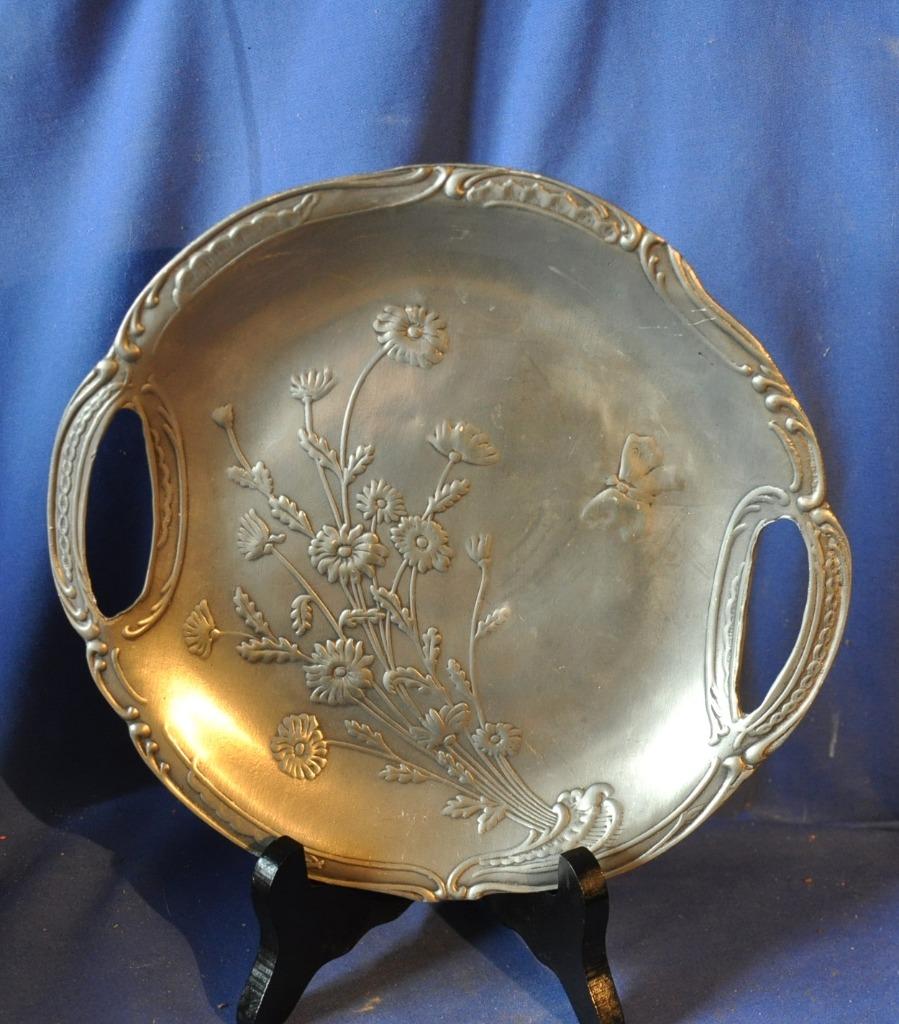 joli plat en etain decor fleur et papillon, Enlèvement ou Envoi