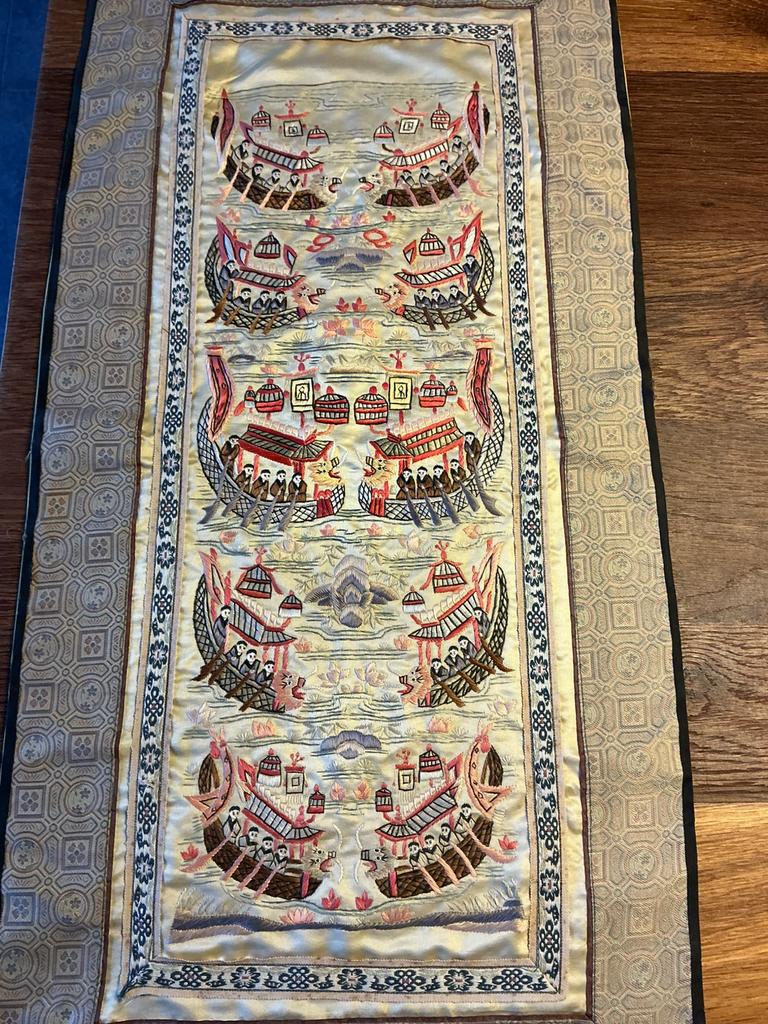 Beau tapis chinois ancien brodé en soie, Antiquités & Art, Tapis & Textile, Enlèvement ou Envoi