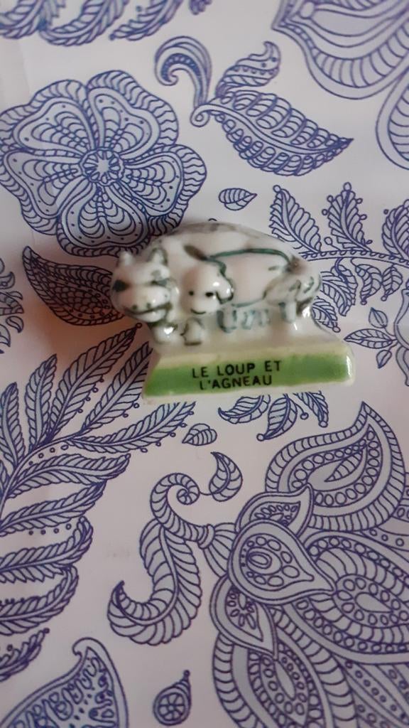 fêve en porcelaine theme fable "le loup et l'agneau ", Ophalen of Verzenden, Zo goed als nieuw, Dier